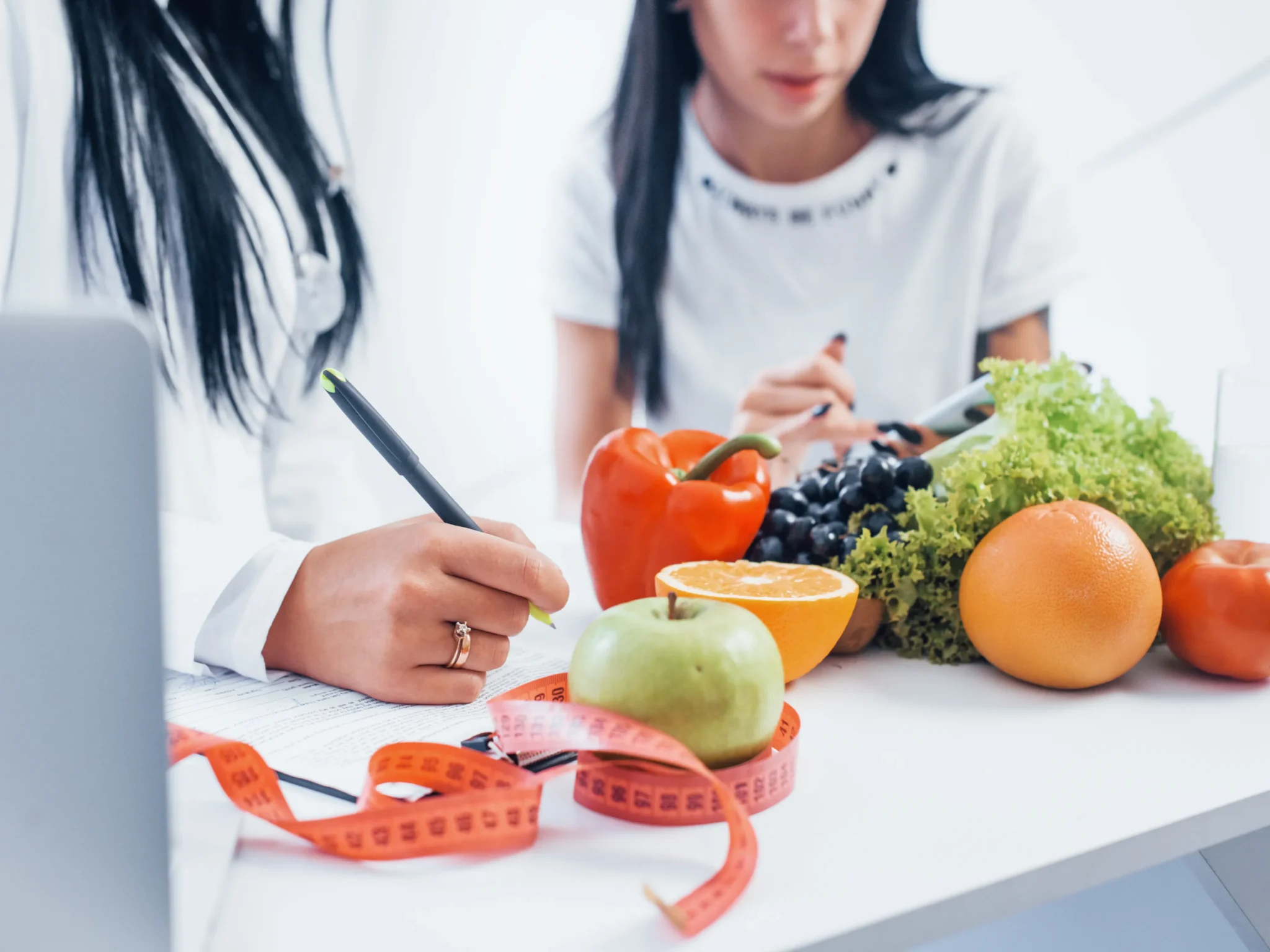 nutrizionista che parla con la paziente, è importante rivogersi ad un professionaista per iniziare la dieta chetogenica