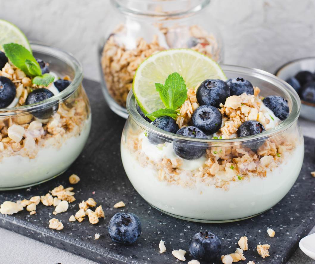 snack salutari con lo yogurt e i cereali